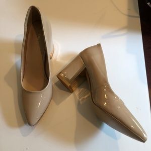 RAPHAEL SARTI NUDE PATENT LEATHER PUMP, GOLD TRIM.